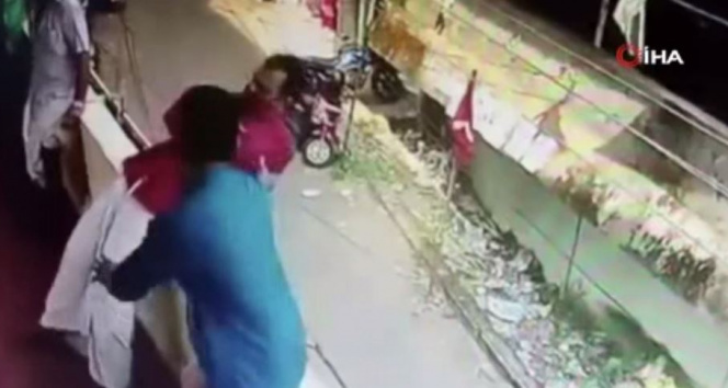 Bayılan adam son anda balkondan düşmekten kurtarıldı