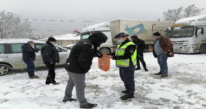Jandarmadan yolun açılmasını bekleyen TIR sürücülerine sürücülerine sıcak çay ikramı