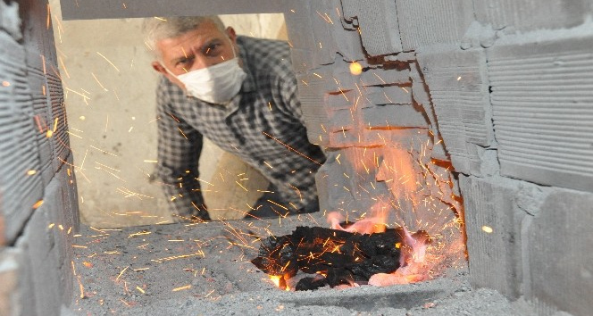 Hristiyan ustadan öğrendikleri sıcak demir dövmeyi 4 kuşaktır sürdürüyorlar