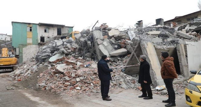 Bitlis Deresi’nin üstündeki iş yerlerinin yıkımı sürüyor