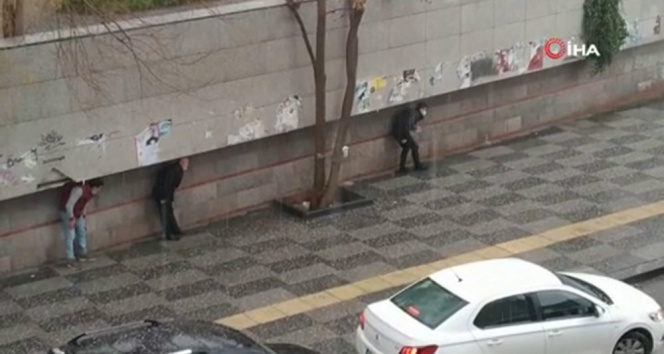 Başkent’te aniden bastıran dolu şehri etkisi altına aldı