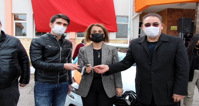 YKS Türkiye birincisine okulu tarafından otomobil hediye edildi
