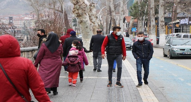 Amasya’da doğum günü kutlaması sonrası aynı aileden 13 kişi korona virüse yakalandı