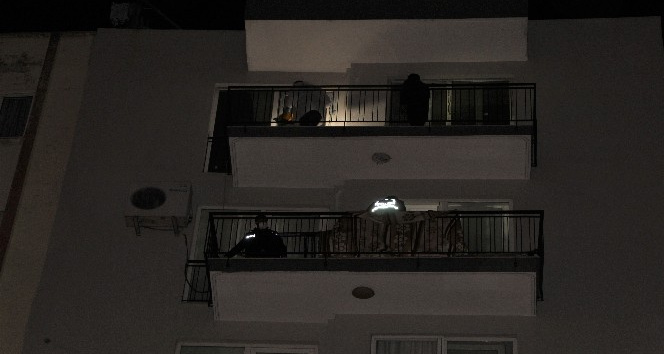 İp sarkıtarak eve girdi, boşanma aşamasındaki eşini öldürdü