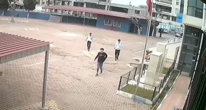 Kantinden yiyecek çalan hırsızlar önce kameraya sonra polise yakalandı