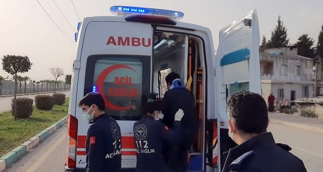 Beton mikserinin çarptığı otomobil refüje çıktı