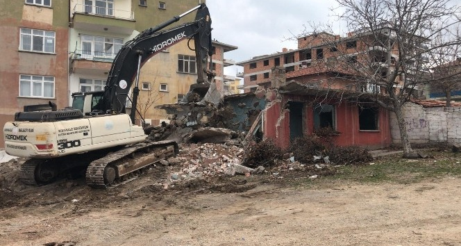 Kırıkkale’de metruk binaların yıkımı sürüyor