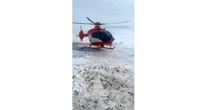 Ambulans helikopter köyde mahsur kalan hamile kadın için havalandı