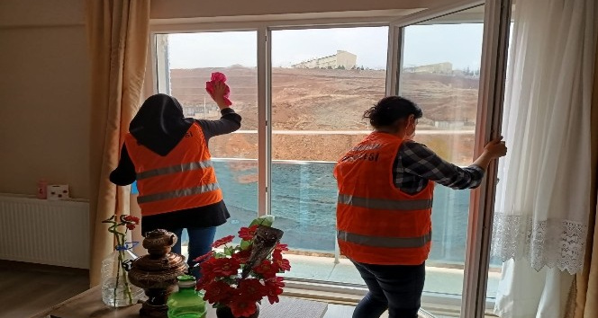 Yahşihan’da belediye ekipleri yaşlıların evlerini temizliyor