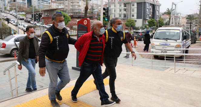 E�ini �ld�ren katil zanl�s�na adliye �n�nde arkada�lar�ndan �a��rtan destek