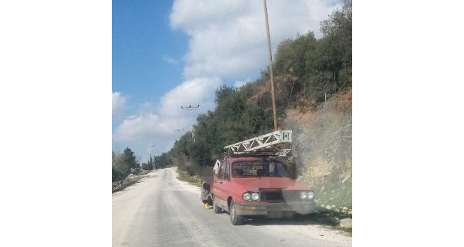 Elektrik direğini kesip hurdacıya götürürken yakalandı