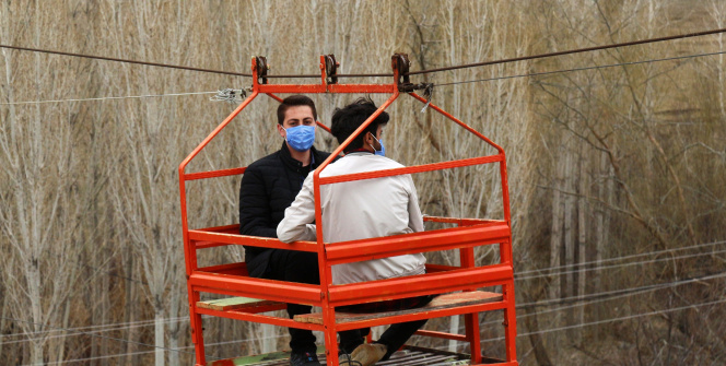 Bahçelerine Karadeniz usulü teleferikle ulaşıyorlar
