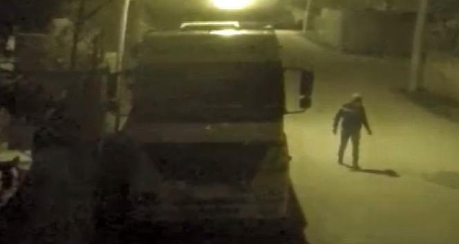 Tırdan söktüğü 60 kiloluk aküyü kucaklayıp kaçtı