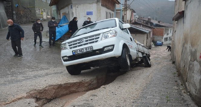 Çukura düşen kamyonet şaha kalktı