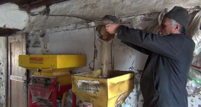 (Özel) Sındırgı’da 55 yıldır doğal yöntemlerle susam yağı çıkarıyorlar