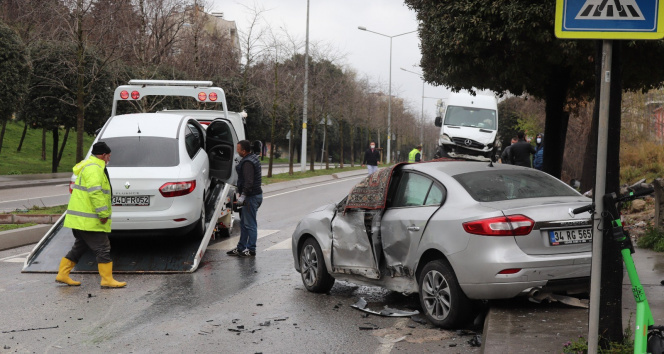 Ümraniye’de faciadan dönüldü, karşı şeride geçip 3 araca çarptı