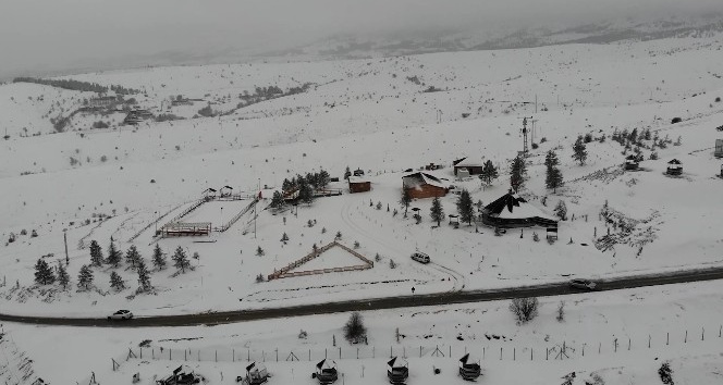 Baharı beklerken kış geri geldi: Dinek Dağı beyaz örtüyle kaplandı