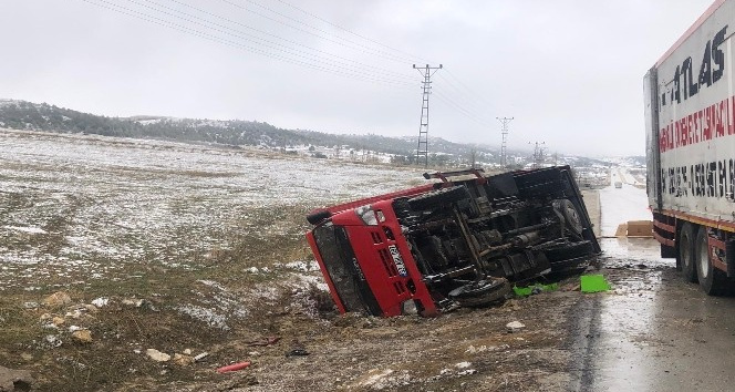 Karaman’da devrilen kamyonetin sürücüsü yara almadan kurtuldu