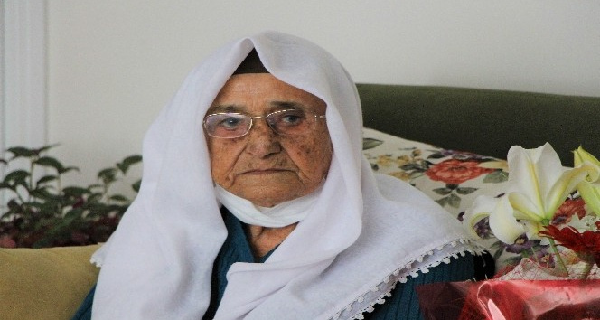 Korona virüs 119 yaşındaki ‘Şeker nine’yi teğet geçti