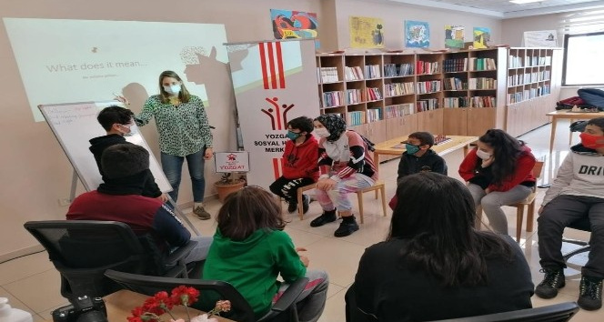 Öğrencilere İngilizce kursu