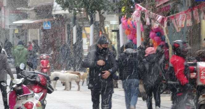 Kırklareli’nde Mart ayında lapa lapa kar yağışı