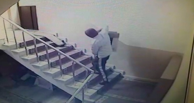Camiden hırsızlık anları saniye saniye kamerada, rahat tavırları pes dedirtti