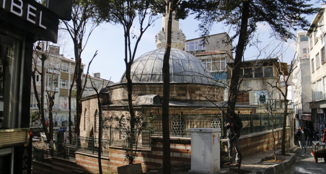 Kubbesinde tabut olan cami görenlerin ilgisini çekiyor