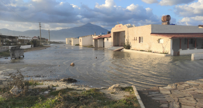 Hatay’da deniz taştı, iş yerleri ve caddeler sular altında kaldı