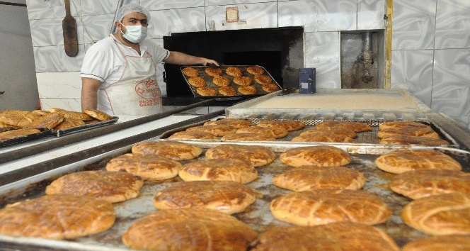 Mardinli fırıncılar, yapılışı sır gibi saklanan çöreklerin siparişine yetişemiyor