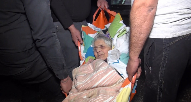 Yangında can pazarı...86 yaşındaki felçli kadın son anda kurtarıldı