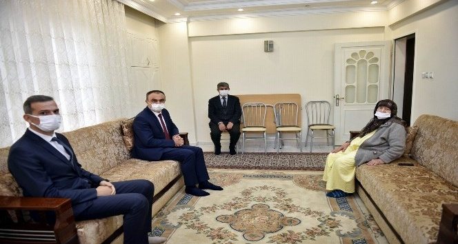 Vali Soytürk en yaşlı bayan çiftçi ile bir araya geldi