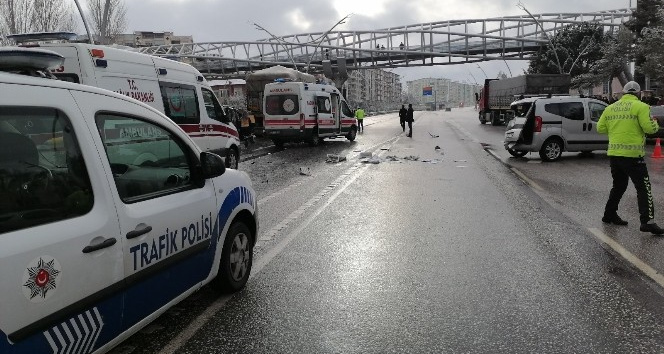 Uşak’ta 2 trafik kazasında 5 kişi yaralandı