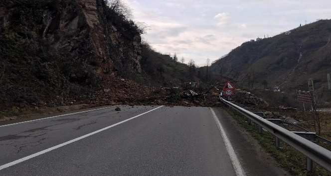Tirebolu-Doğankent karayolunda heyelan