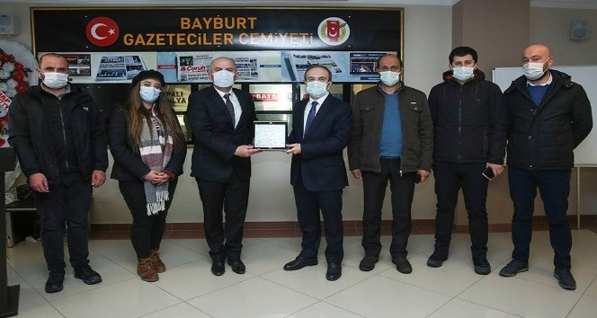 Vali Cüneyt Epcim, Bayburt Gazeteciler Cemiyeti’ni ziyaret etti