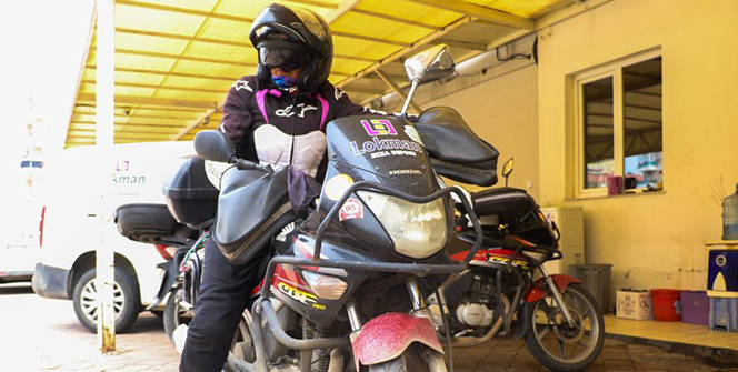 ‘Pembe kasklar’ motosikletleriyle trafikte rakip tanımıyor