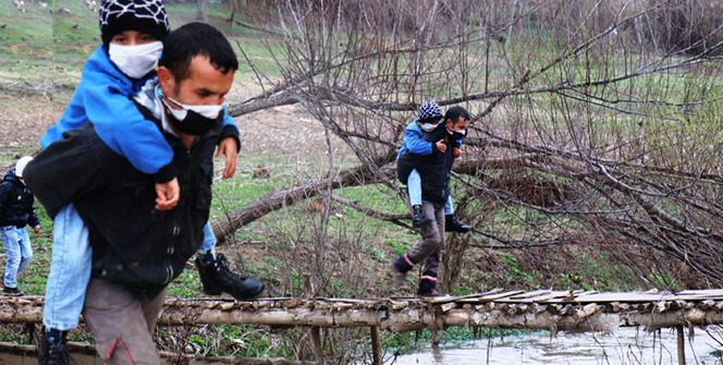 Engelli oğlunu sırtında taşıyarak okula götürüyor