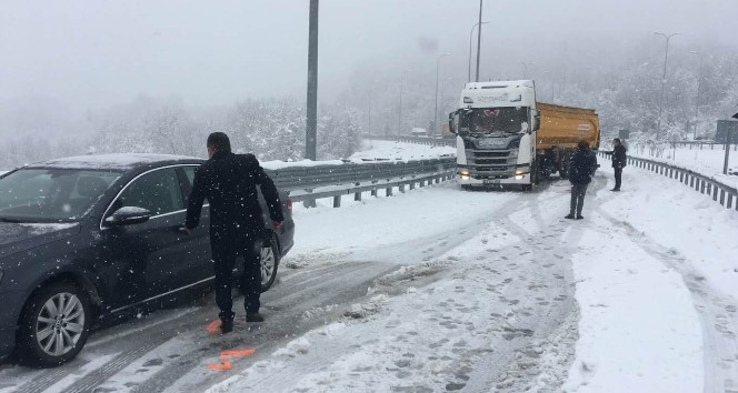 Bartın’da kar yağışının ardından araçlar yolda kaldı