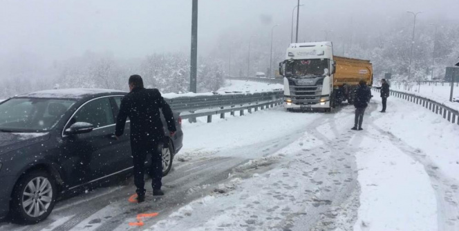 Bartın'da kar yağışının ardından araçlar yolda kaldı