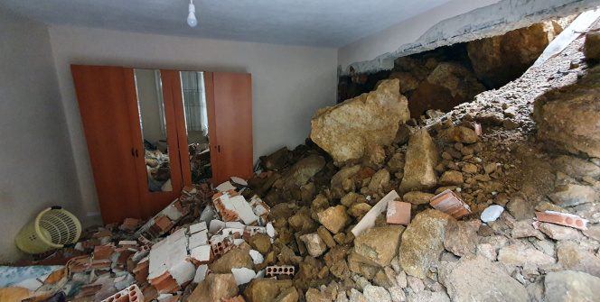 Gümüşhane’de dağdan kopan kaya parçaları evin içine doldu