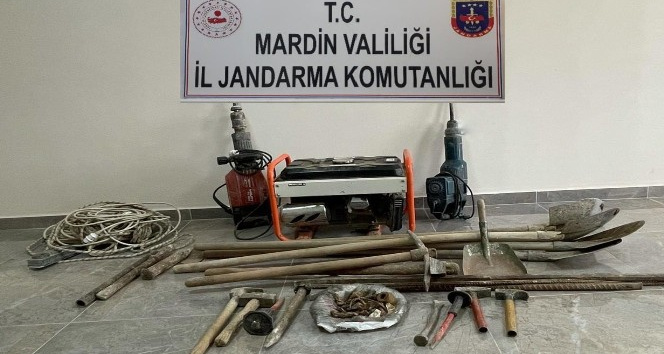 Mardin’de sit alanında kaçak kazı yapan 5 kişi suçüstü yakalandı