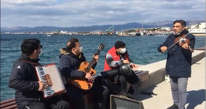 Zor durumda olan müzisyenler artık açık alanda müzik yapacak