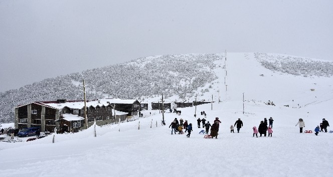 Zigana’da kayak sezonu tam bitti derken yağan Mart karı ile birlikte yeniden başladı