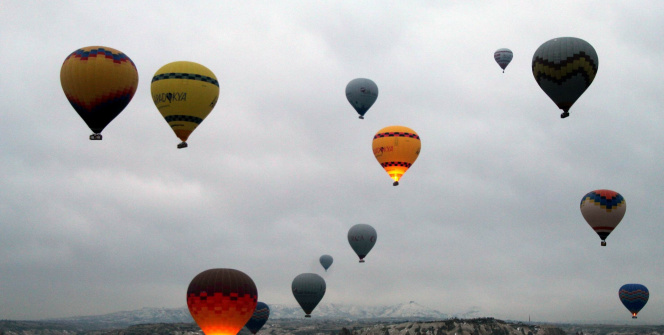 Kapadokya’da gökyüzü balonlarla buluştu
