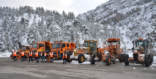 Kar savaşçılarının 1825 metre rakımlı karayolunda zorlu mesaisi