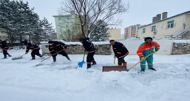 Başkan Demir, karla mücadele ekiplerinin yoğun mesaisine eşlik etti