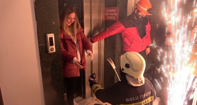 İtfaiye erinden asansörde mahsur bıraktığı kız arkadaşına sürpriz evlenme teklifi
