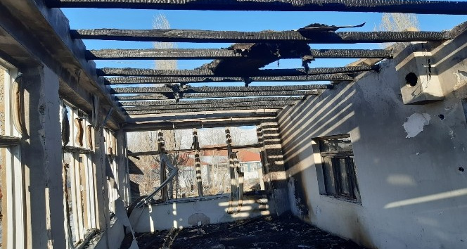 Yüksekova’da yangın evi küle döndürdü