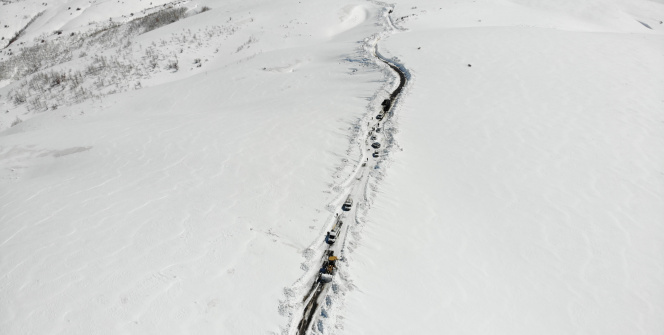 Karda mahsur kalan 45 kişi kurtarıldı