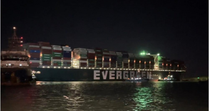 Süveyş Kanalı&#039;nı tıkayan geminin hareket etmesi için çalışmalar sürüyor