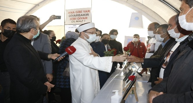 Diyanet İşleri Başkanı Erbaş, evlat nöbetindeki ailelerle bir araya geldi